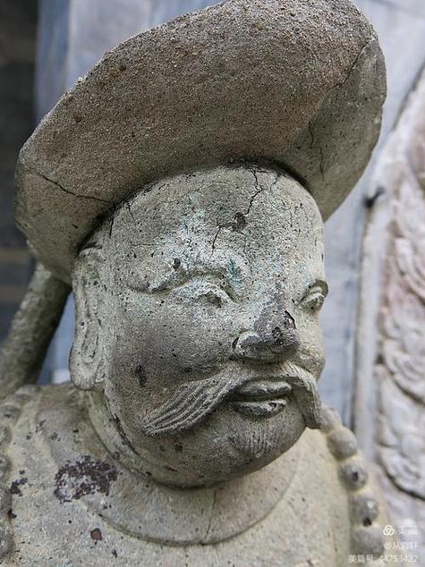 东汉石人像立在路边,东汉石雕人像